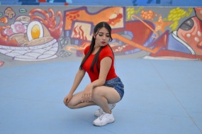 性感丰满翘臀美女图片